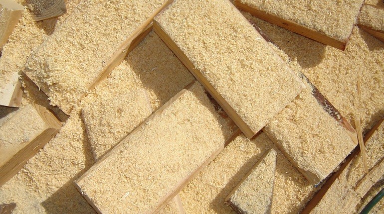 Alimentar peces con aserrín, una solución para la escasez de alimento